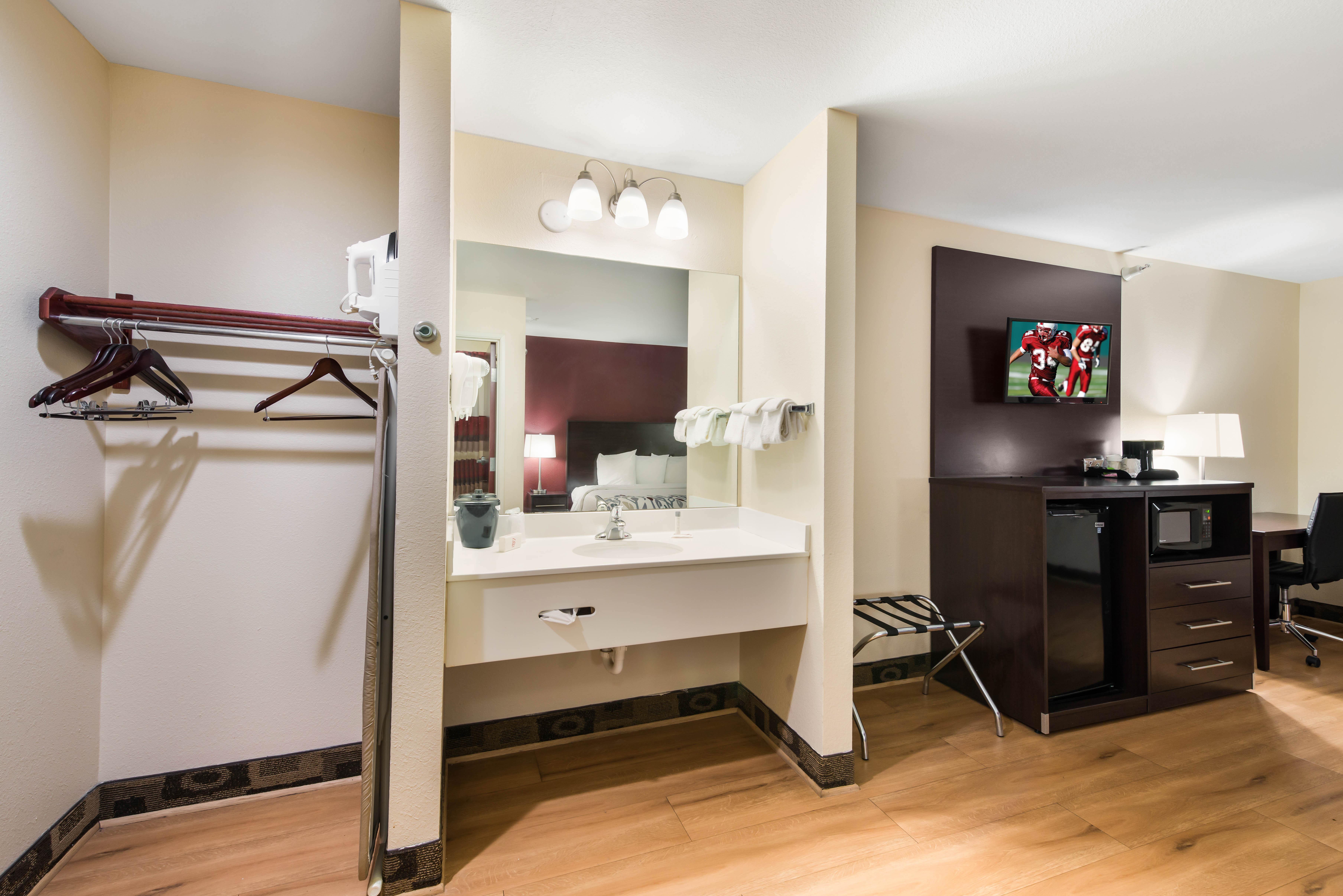 Red Roof Inn & Suites Monee Экстерьер фото